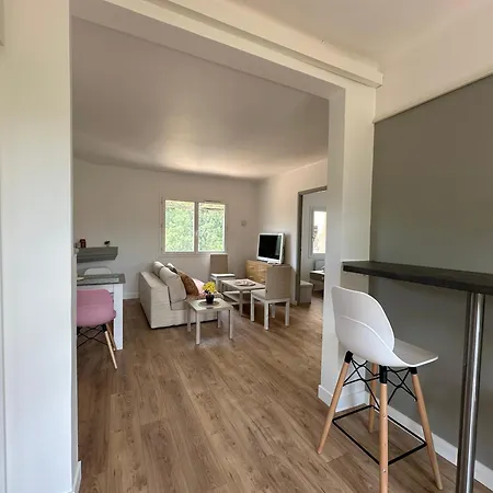 Magnifique Appartement T3 Renove Avec Gout Au Coeur Des Vignes Cogolin Exterior photo